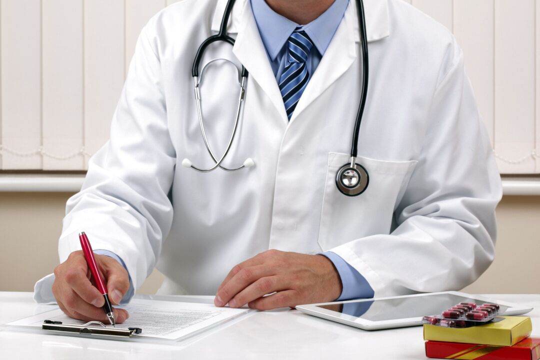 Dokter schreift d'Behandlung vu Würmern